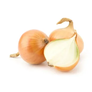 Cipolla dorata intera e affettata su tagliere di legno con coltello da cucina.