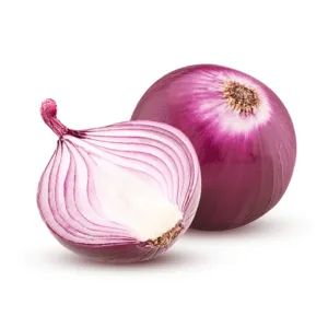 Fette di cipolla rossa tonda su tagliere accanto a insalata fresca.