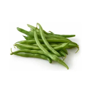 Fagiolini verdi lessati con olio e limone su piatto bianco.