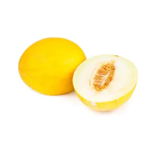 Melone giallo tagliato a fette con polpa bianca su sfondo chiaro.