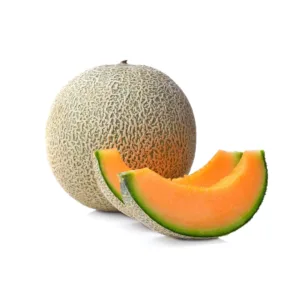 Fette di melone arancione su tagliere con sfondo estivo.