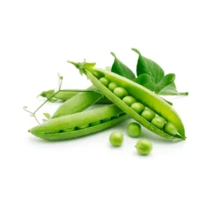 Piselli verdi freschi in un piatto con risotto o zuppe.